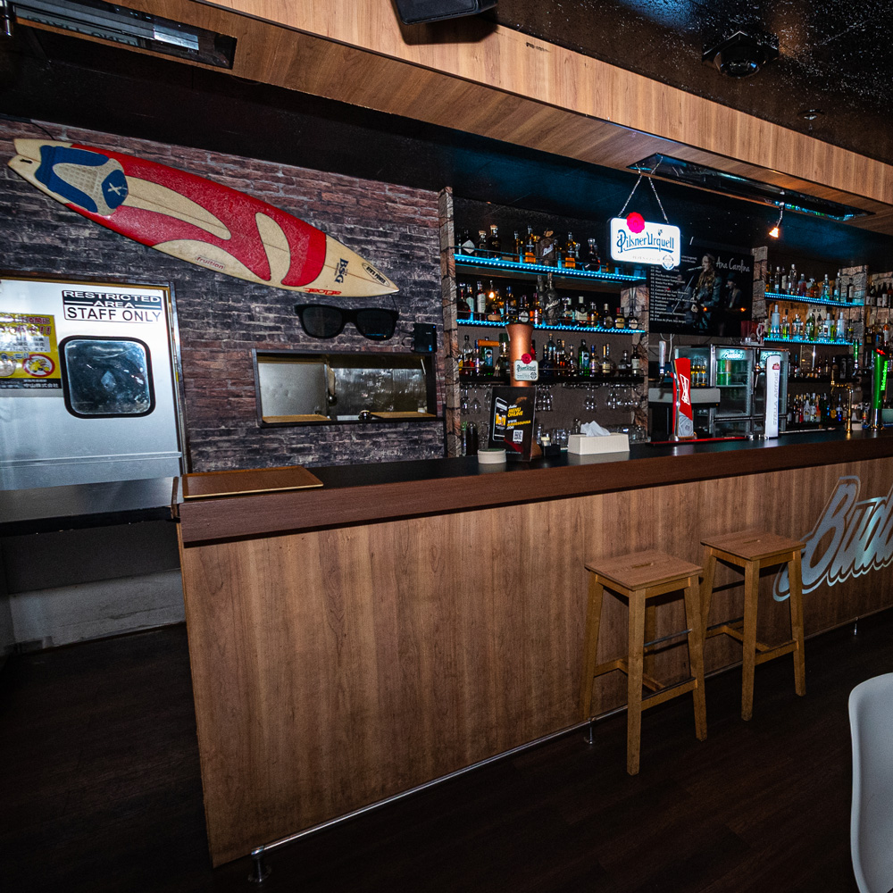 Buddies, bar brasileiro em Gunma