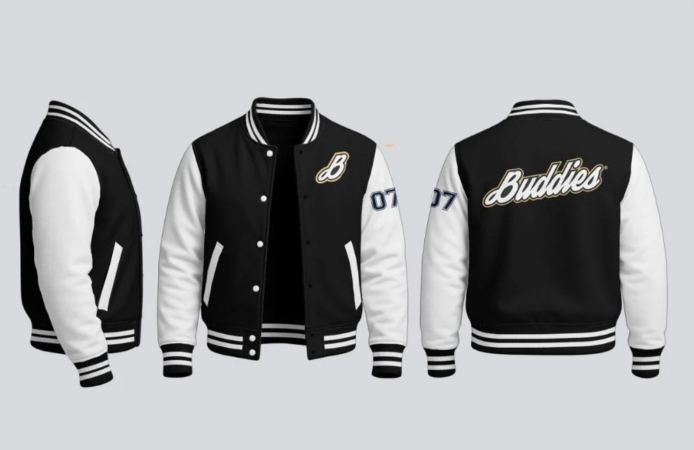 Jaqueta varsity preta com mangas brancas: vista de lado, de frente com o B no peito e o 07 na manga, e de costas com Buddies escrito